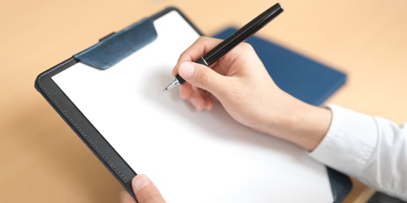 書類に記入している様子